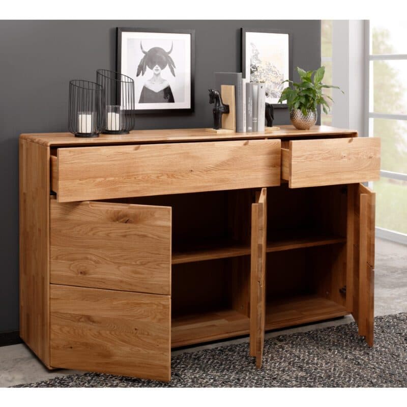 Liadomo Genua Kommode III aus Wildeiche massiv geölt mit 3 Türen und 2 Schubladen – Wohnbeispiel.