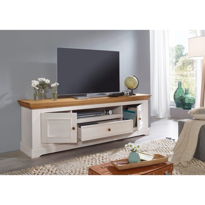 Liadomo Göteborg Lowboard I aus Kiefer massiv weiß gewachst – Wohnbeispiel.