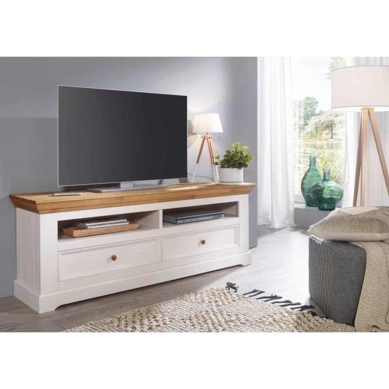 Liadomo Göteborg Lowboard II aus Kiefer massiv weiß gewachst – Wohnbeispiel.