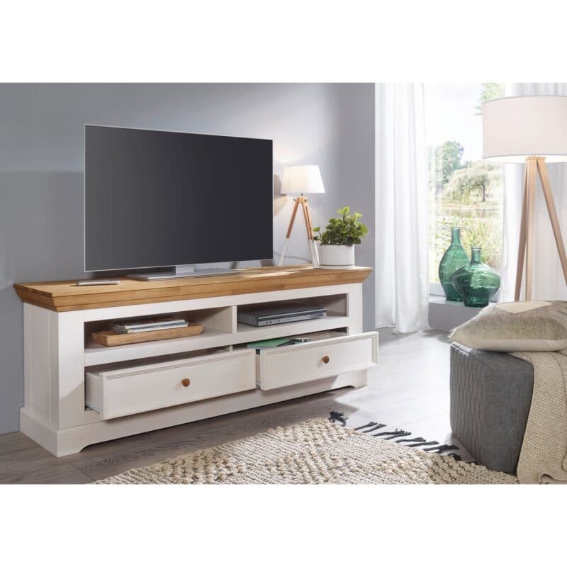 Liadomo Göteborg Lowboard II aus Kiefer massiv weiß gewachst – Wohnbeispiel.