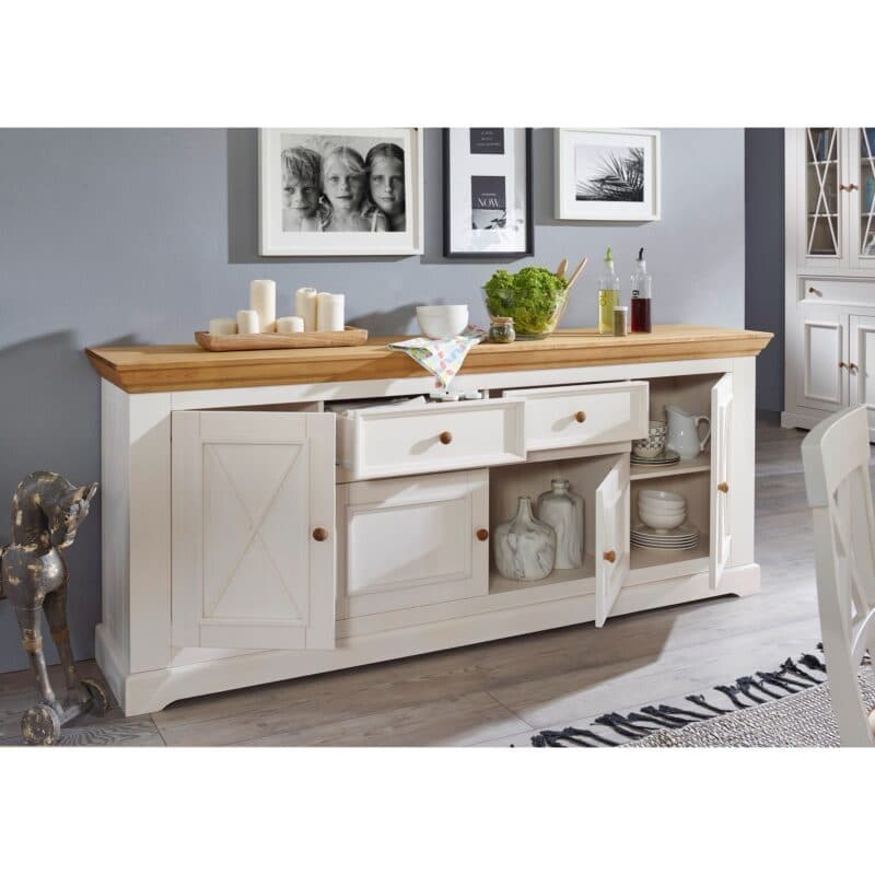 Liadomo Göteborg Sideboard I aus Kiefer massiv weiß gewachst – Wohnbeispiel.