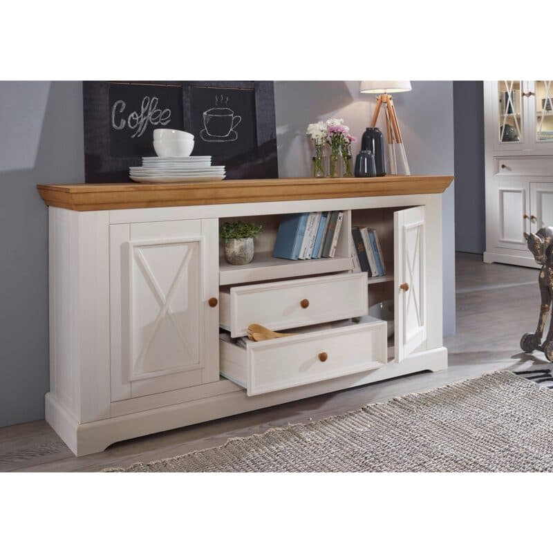 Liadomo Göteborg Sideboard II aus Kiefer massiv weiß gewachst – Wohnbeispiel.