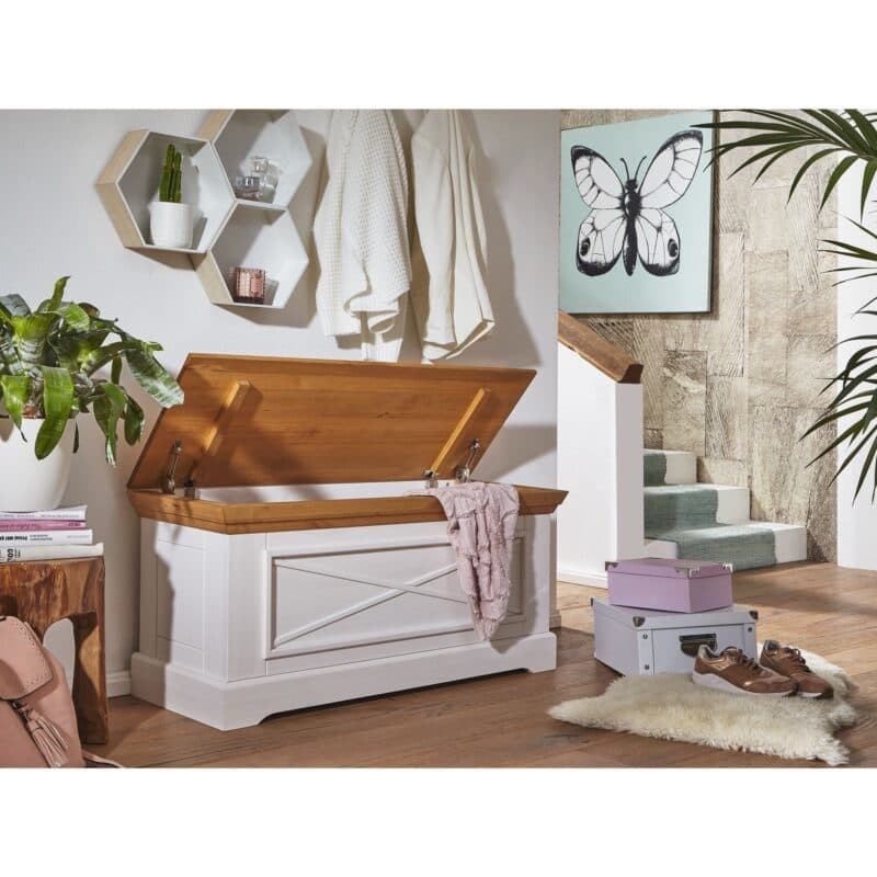 Liadomo Göteborg Truhe aus Kiefer massiv weiß gewachst – Wohnbeispiel.