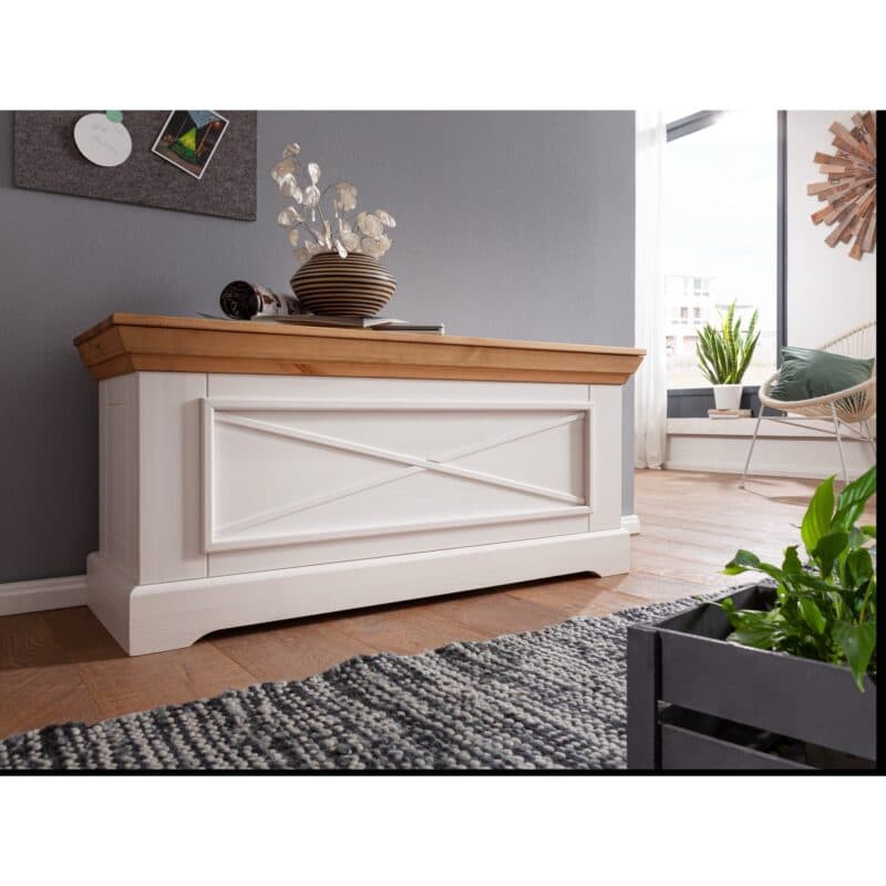 Liadomo Göteborg Truhe aus Kiefer massiv weiß gewachst – Wohnbeispiel.