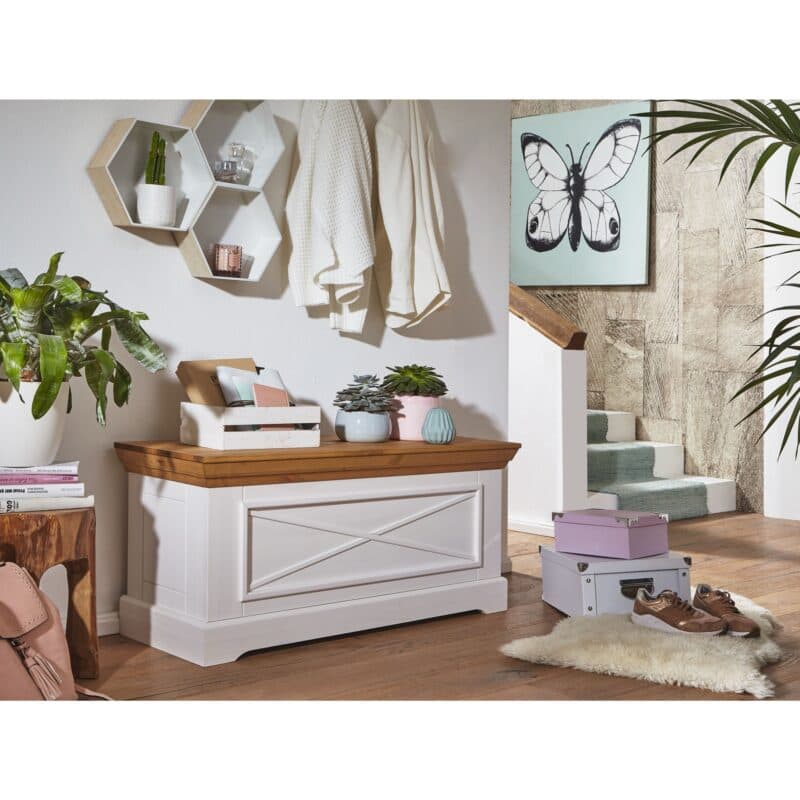 Liadomo Göteborg Truhe aus Kiefer massiv weiß gewachst – Wohnbeispiel.