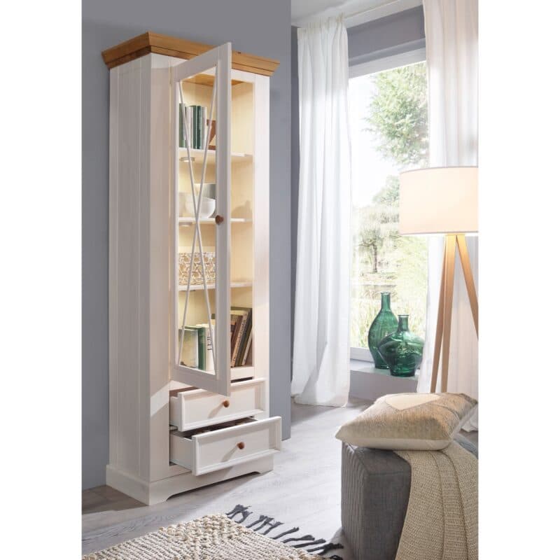 Liadomo Göteborg Vitrine I aus Kiefer massiv weiß gewachst, Wohnbeispiel.