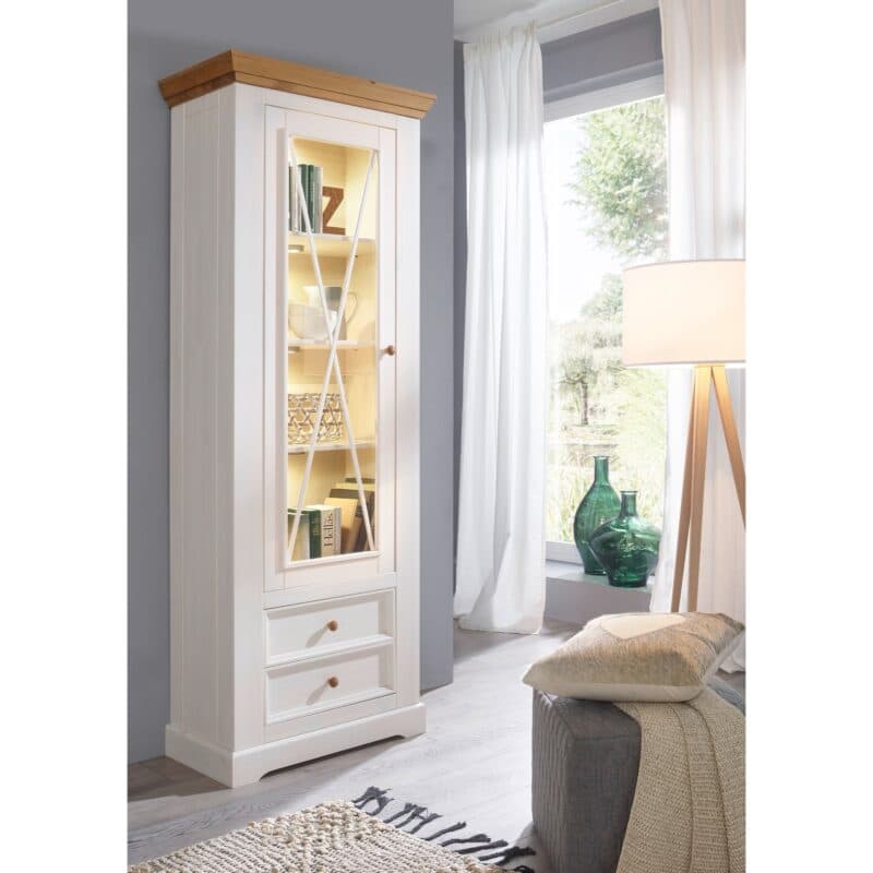Liadomo Göteborg Vitrine I aus Kiefer massiv weiß gewachst, Wohnbeispiel.