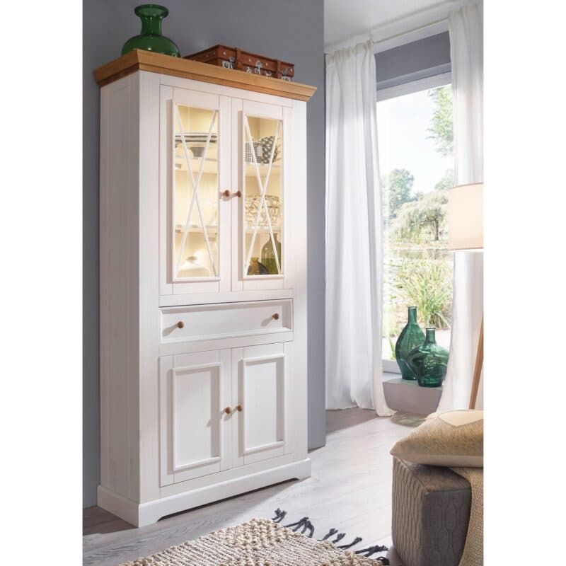 Liadomo Göteborg Vitrine II aus Kiefer massiv weiß gewachst – Wohnbeispiel.