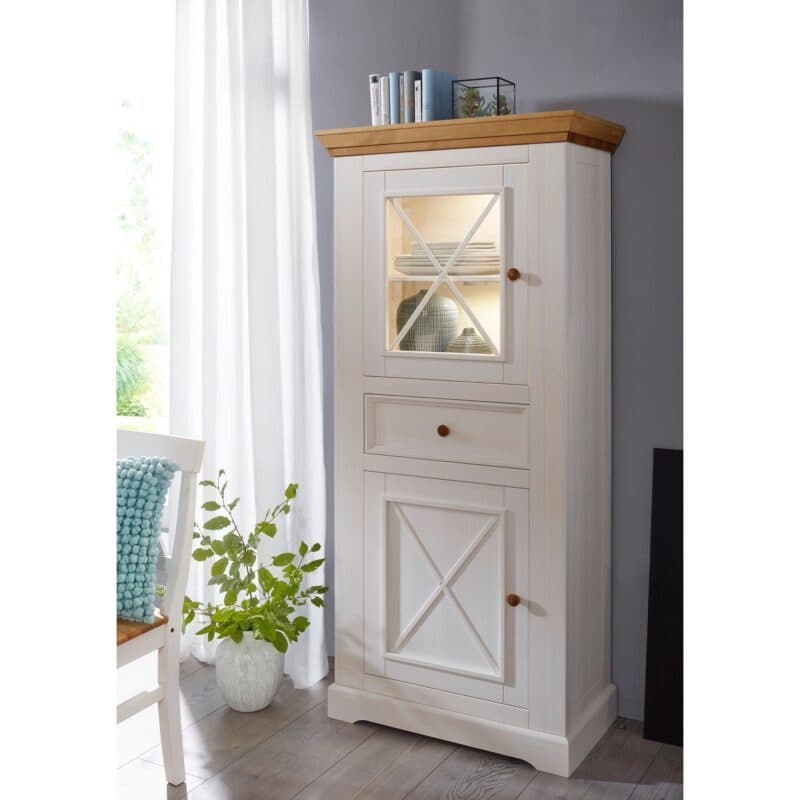 Liadomo Göteborg Vitrine III aus Kiefer massiv weiß gewachst – Wohnbeispiel.