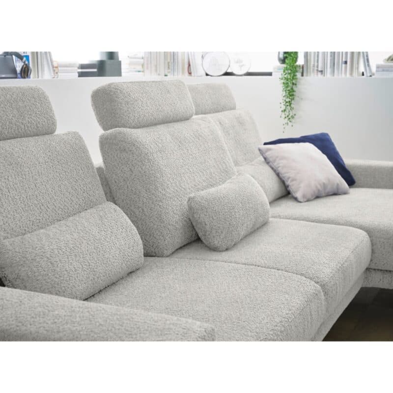 Set one by Musterring SO 3600 Ecksofa in Bezug Kama silver, inkl. Kopfstützen, Nierenkissen und motorischem Longchair mit Handschalter, Longchair rechts.