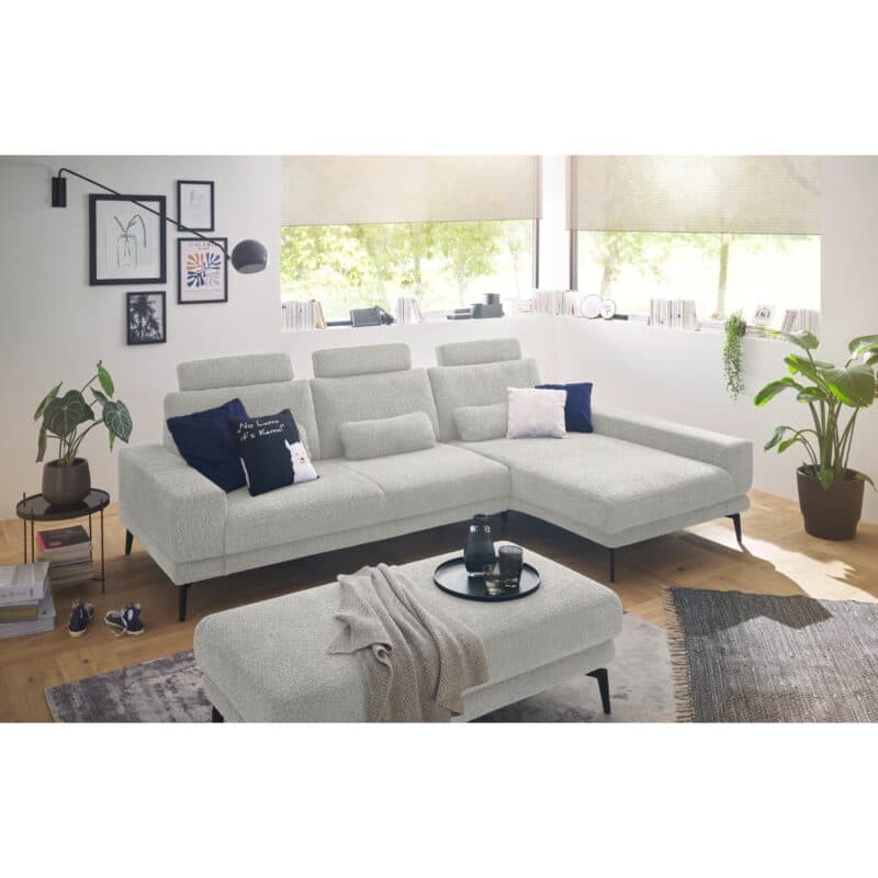 Set one by Musterring SO 3600 Ecksofa in Bezug Kama silver, inkl. Kopfstützen, Nierenkissen und motorischem Longchair mit Handschalter, Longchair rechts.