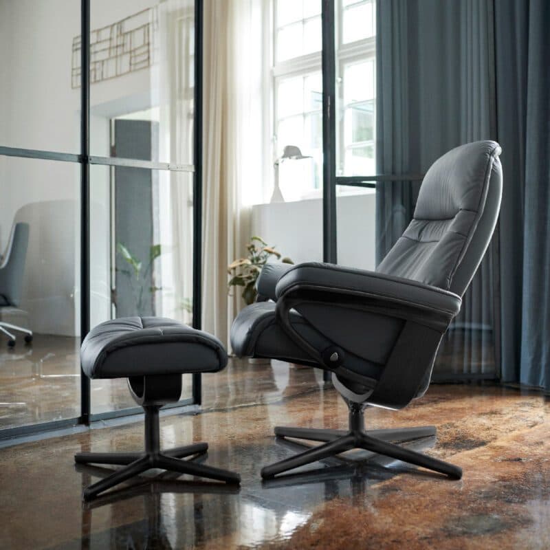 Stressless Sunrise M Sessel in Leder Batick 79 grey mit Cross-Gestell, inkl. Hocker.
