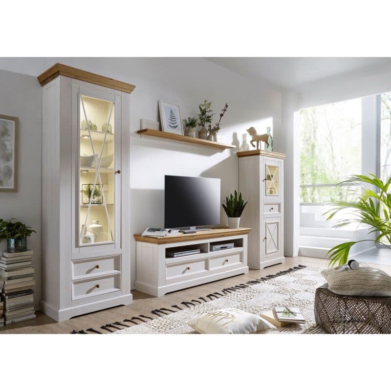 Liadomo Göteborg Wohnwand in Kiefer massiv Weiß gewachst – Wohnbeispiel.