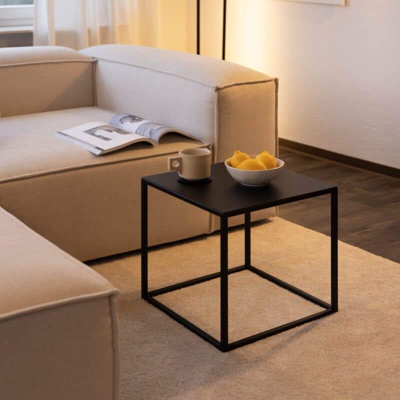 Metallbude Soli X Beistelltisch aus Metall in Schwarz - Wohnbeispiel.