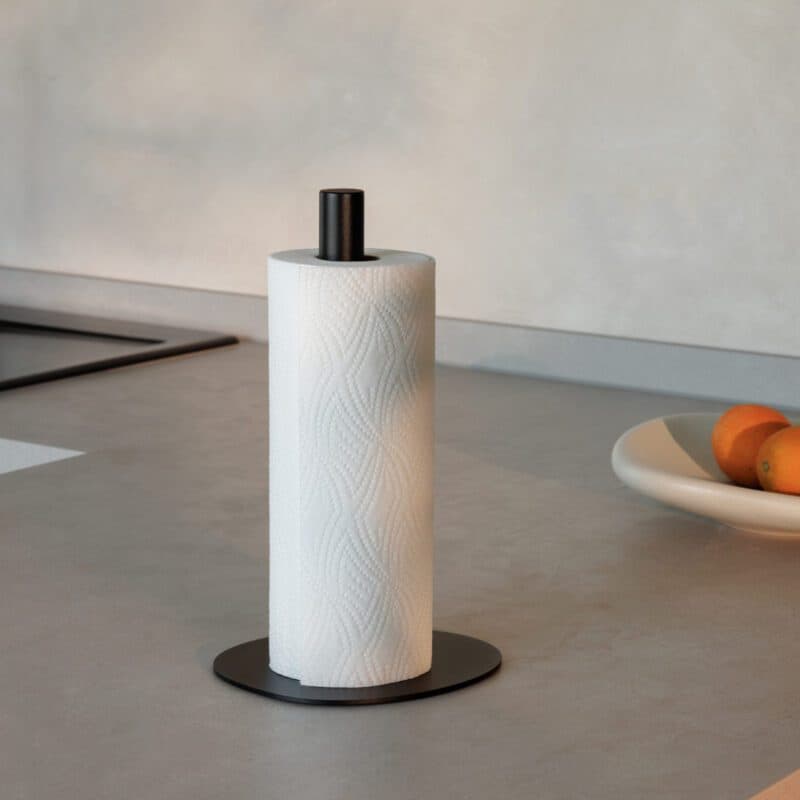 Metallbude Ivana Küchenrollenhalter aus Metall in Schwarz - Wohnbeispiel.