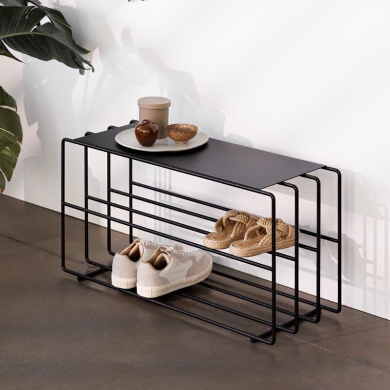 Metallbude Neva Schuhregal aus Metall in Schwarz - Wohnbeispiel.