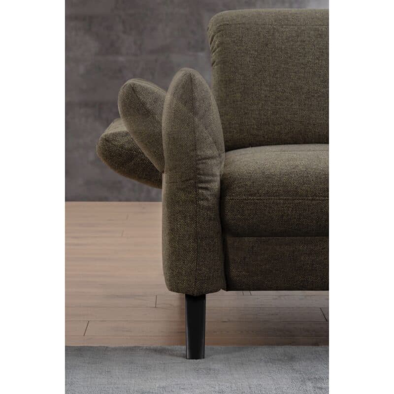 set one by Musterring SO 4400 Ecksofa in Bezug Amsterdam khaki - Ottomane rechts - Detail Armteilverstellung