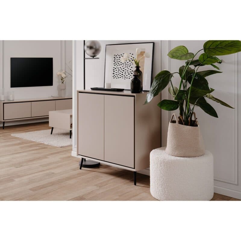 Liadomo Fona Sideboard mit zwei Türen in Beige mit Absetzungen in Schwarz - Wohnbeispiel
