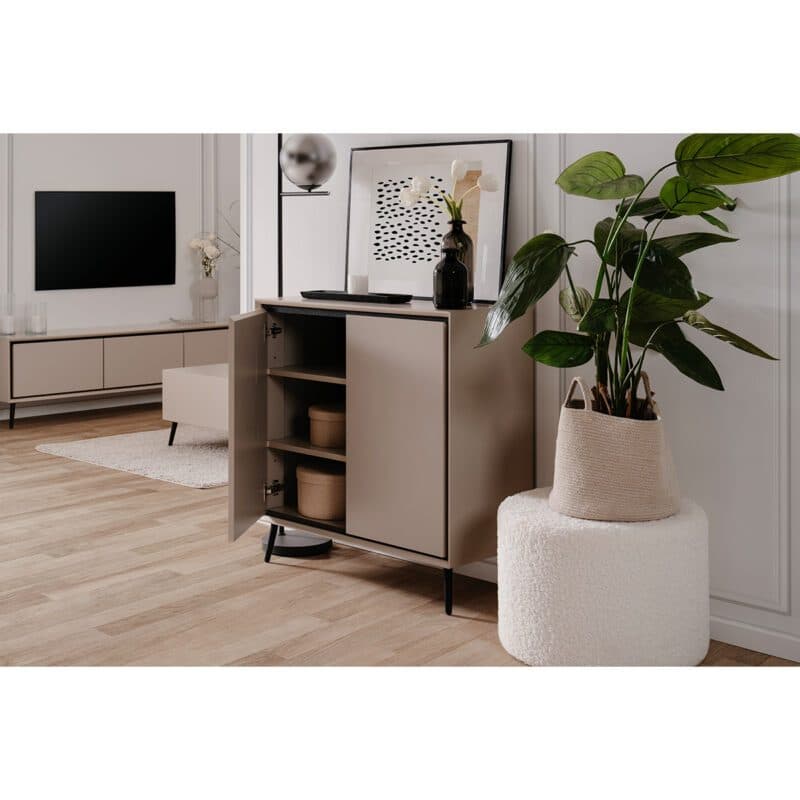 Liadomo Fona Sideboard mit zwei Türen in Beige mit Absetzungen in Schwarz - Wohnbeispiel geöffnet