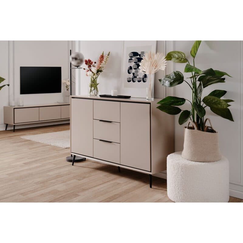 Liadomo Fona Sideboard mit zwei Türen und drei Schubladen in Beige mit Absetzungen in Schwarz - Wohnbeispiel, geöffnet