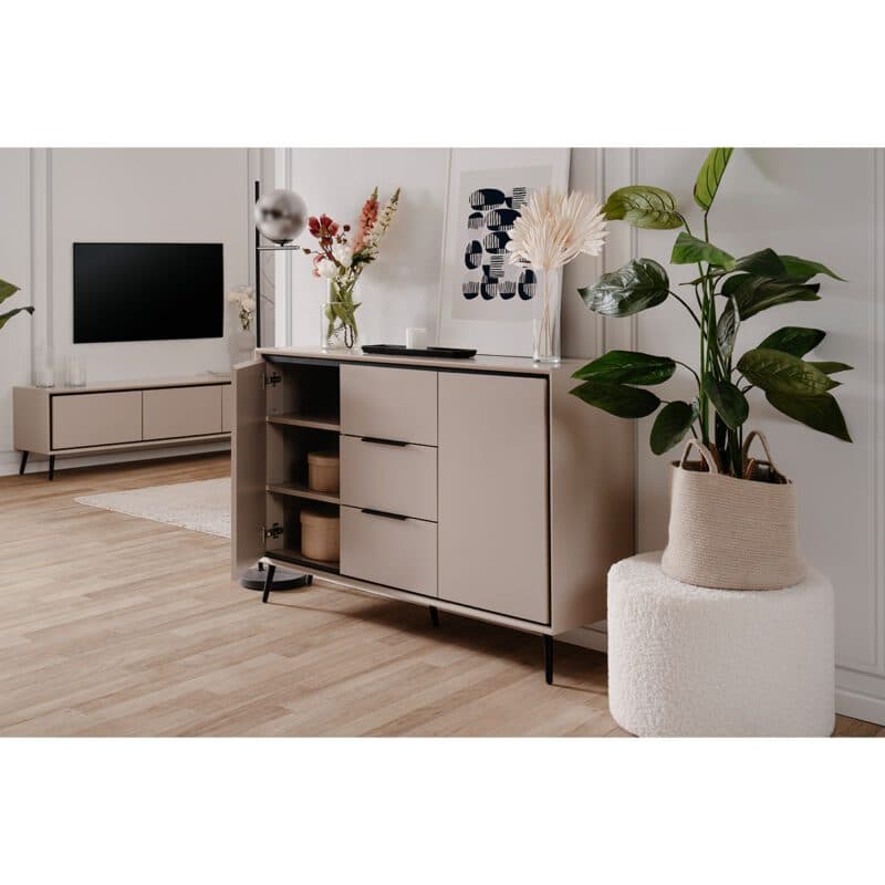 Liadomo Fona Sideboard mit zwei Türen und drei Schubladen in Beige mit Absetzungen in Schwarz - Wohnbeispiel, geöffnet