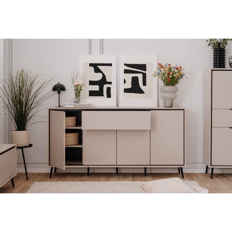 Liadomo Fona Sideboard mit vier Türen und einer Schublade in Beige mit Absetzungen in Schwarz - Wohnbeispiel, geöffnet
