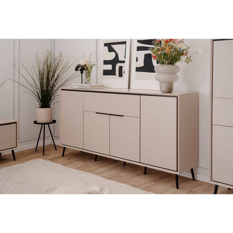 Liadomo Fona Sideboard mit vier Türen und einer Schublade in Beige mit Absetzungen in Schwarz - Wohnbeispiel