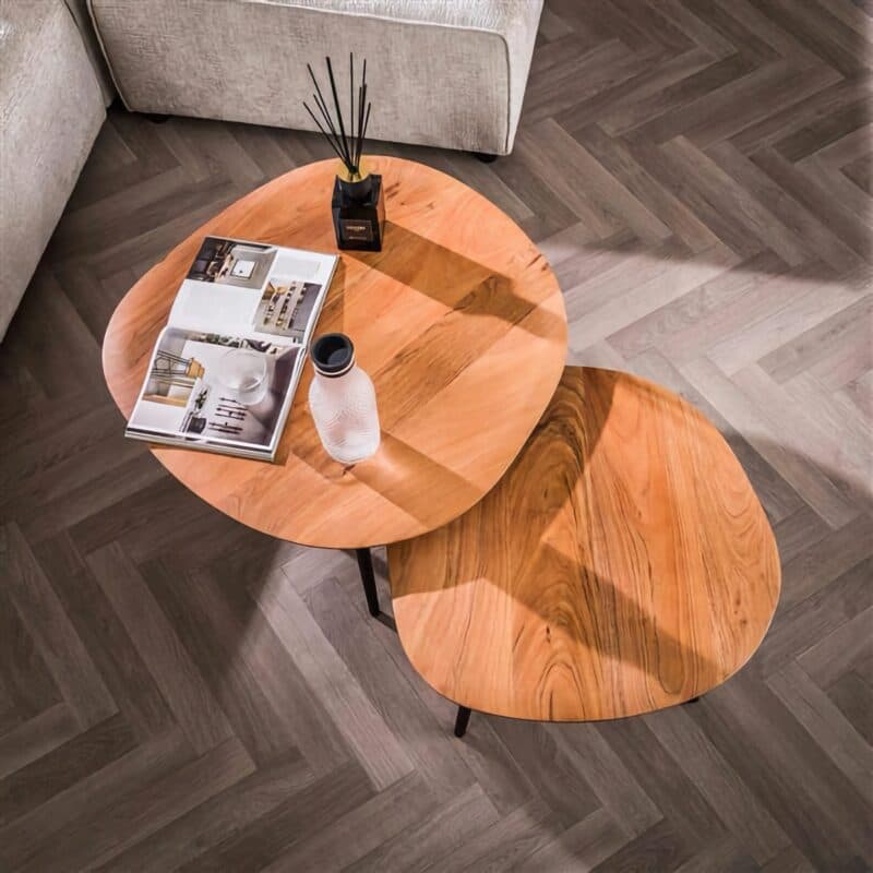 Liadomo Zofia Couchtisch im 2er Set mit organisch geformter Platte aus Akazienholz - Wohnbeispiel