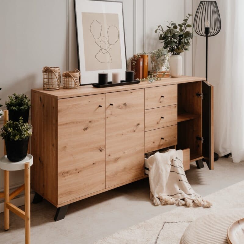 Liadomo Sideboard mit 3 Türen und 4 Schubladen in Eiche Artisan Nachbildung mit Abs. Dekor anthrazit - Wohnbeispiel