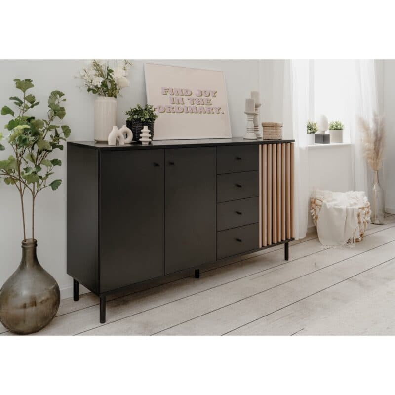 Liadomo Fonza Sideboard mit drei Türen und vier Schubkästen in Deko schwarz mit Lamellen in Eiche Artisan Nachbildung - Wohnbeispiel