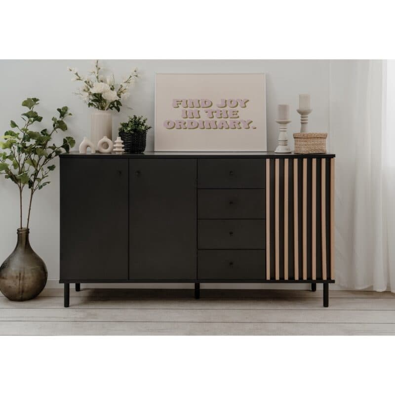 Liadomo Fonza Sideboard mit drei Türen und vier Schubkästen in Deko schwarz mit Lamellen in Eiche Artisan Nachbildung - Wohnbeispiel