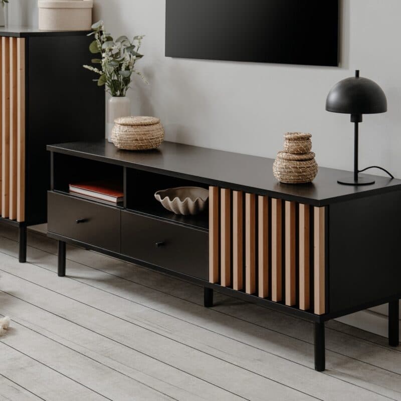Liadomo Fonza TV-Board in Deko schwarz mit Lamellen in Eiche Artisan Nachbildung - Wohnbeispiel
