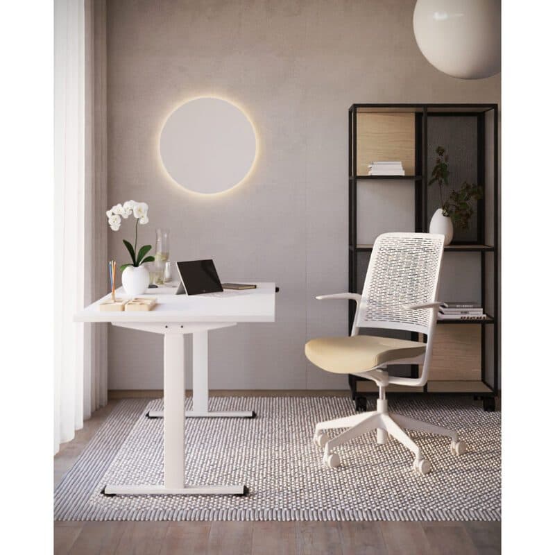 Nowy Styl eComo Desk RC Schreibtisch - höhenverstellbar - Platte Melamin BI wihte mit Metallgestell T-Fuß in pure white - Wohnbeispiel