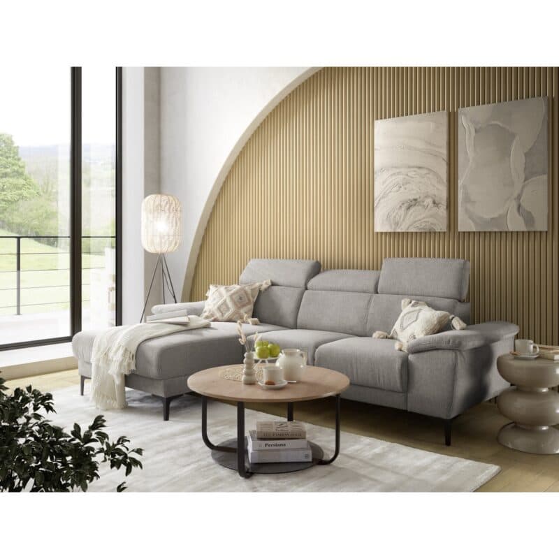 Trendstore Ezra Ecksofa in Bezug Argon taupe mit manueller Kopfteilverstellung, automatischer Sitztiefenverstellung und Relaxfunktion - Ottomane links - Wohnbeispiel
