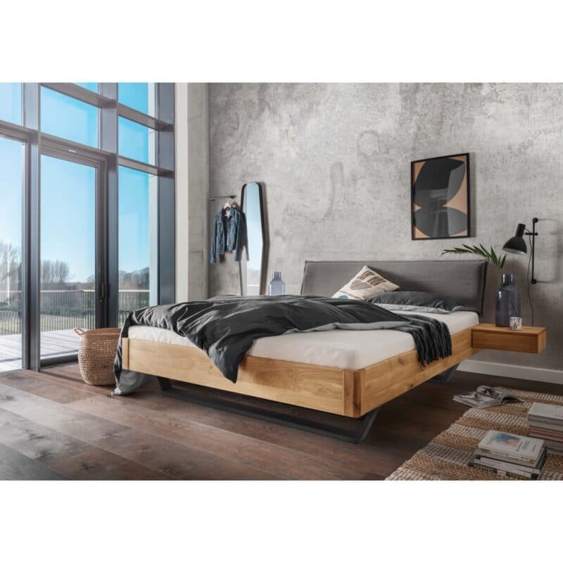 Liadomo Taipei Balkenbett aus massiver Wildeiche mit Kopfteil aus Cord - Wohnbeispiel