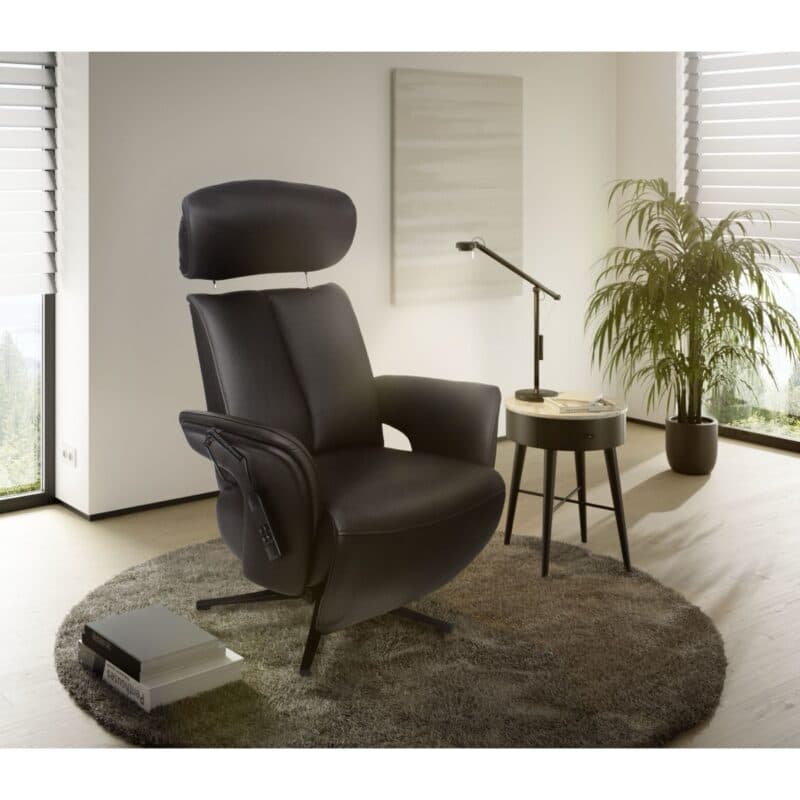 Louming Mathis in Leder chocolat und Gestell aus Aluminium in schwarz - Wohnbeispiel