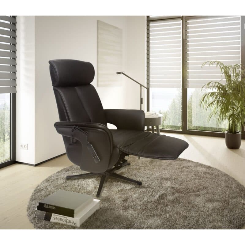 Louming Mathis in Leder chocolat mit 2-motorischer Funktion - Wohnbeispiel