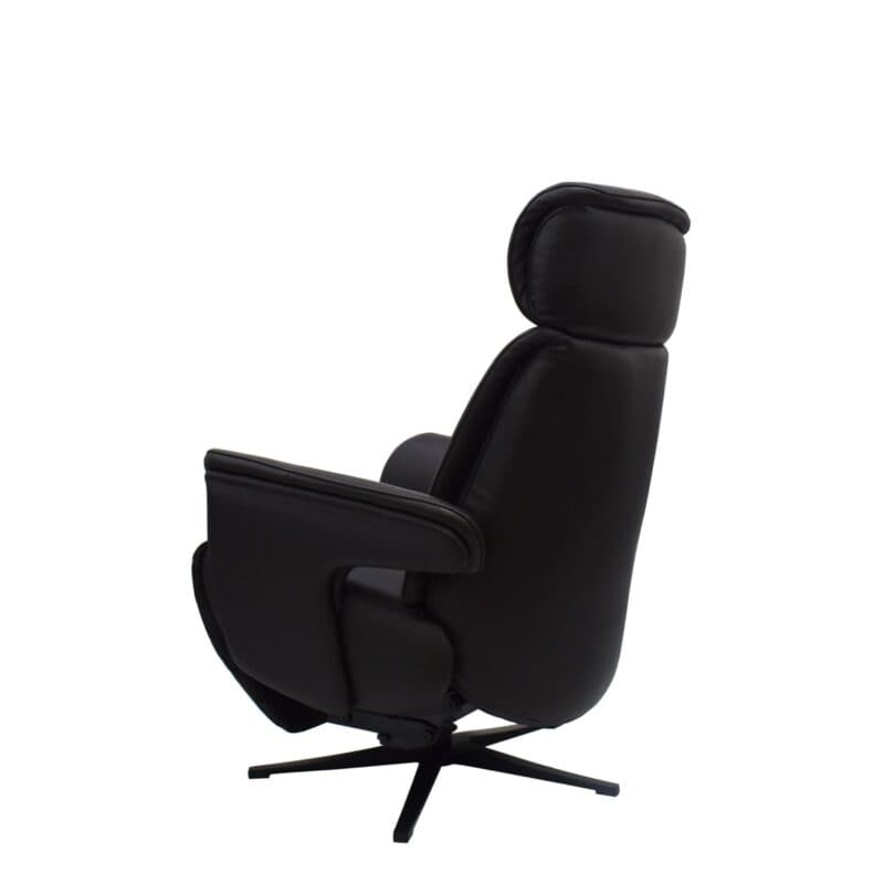 Louming Mathis in Leder chocolat und Gestell aus Aluminium in schwarz - schräg