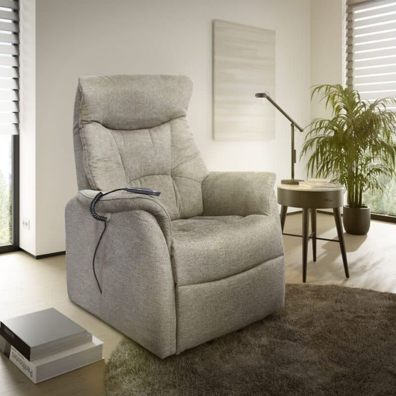 Louming Malek TV- Sessel in Bezug Belfast 04 braun mit 2-motorischen Funktionen - Wohnbeispiel