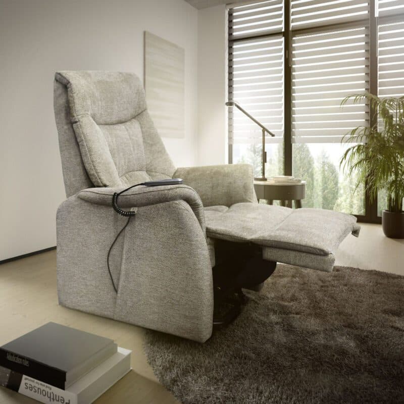Louming Malek TV- Sessel in Bezug Belfast 04 braun mit 2-motorischen Funktionen - Wohnbeispiel
