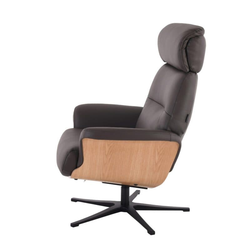 Louming Moani Relaxsessel in Bezug Leder dunkelbraun mit Schale in Eiche Furnier - seitlich