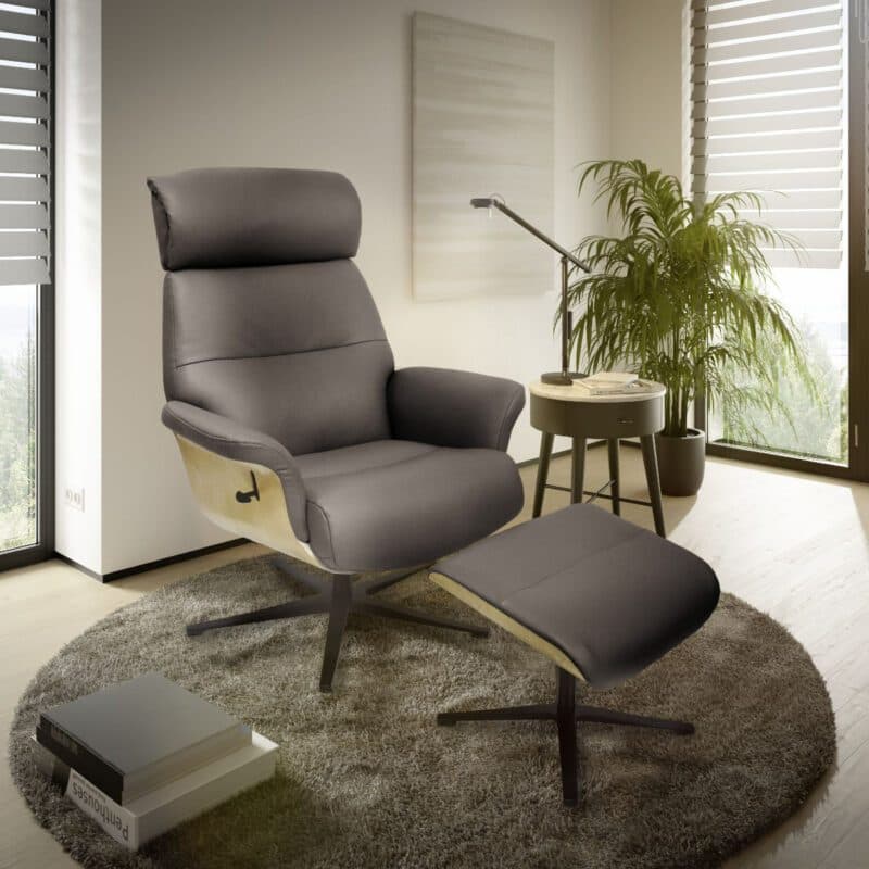 Louming Moani Relaxsessel mit Hocker in Bezug Leder dunkelbraun mit Schale in Eiche Furnier - Wohnbeispiel