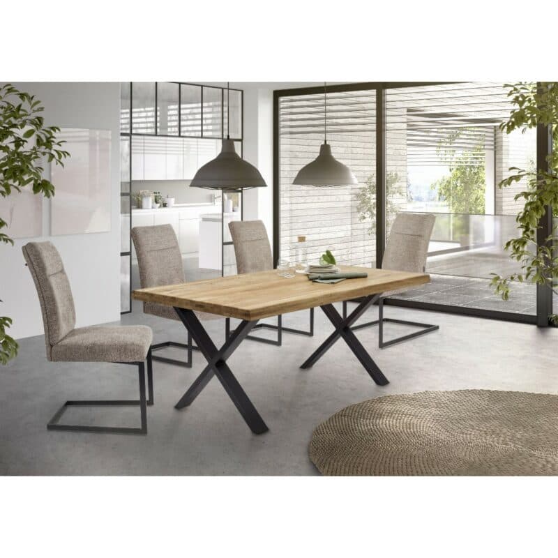 Louming Maggie Freischwinger mit Textilbezug in Light Coffee - Wohnbeispiel