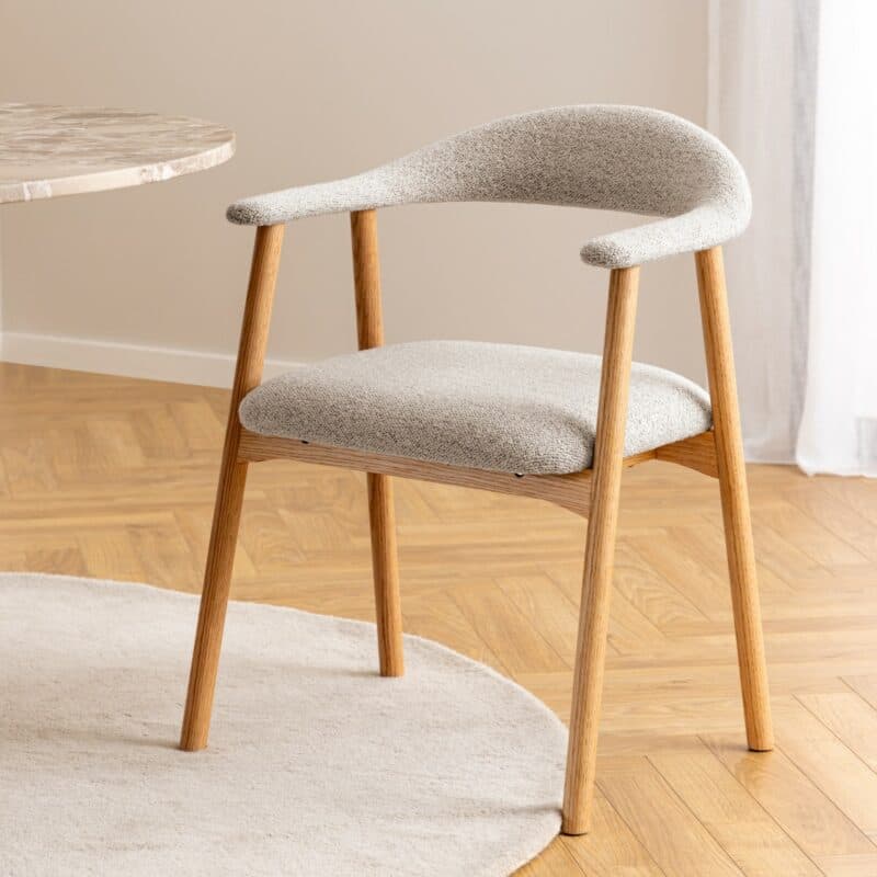 Liadomo Abena Armlehnstuhl aus Eiche mit Bouclé-Bezug in Beige - Detailansicht