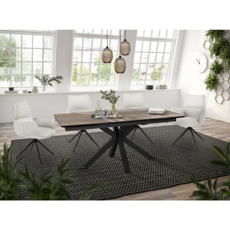 Louming Margit Armlehnstuhl mit Drehfunktion und Bezug in Silber - Wohnbeispiel