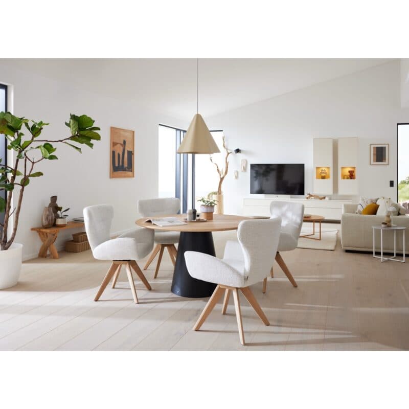 Musterring JUSTB! SP150 runder Esstisch mit Eiche-Platte und Kegelfuß aus Metall - Wohnbeispiel