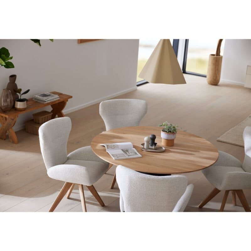 Musterring JUSTB! SP150 runder Esstisch mit Eiche-Platte und Kegelfuß aus Metall - Wohnbeispiel