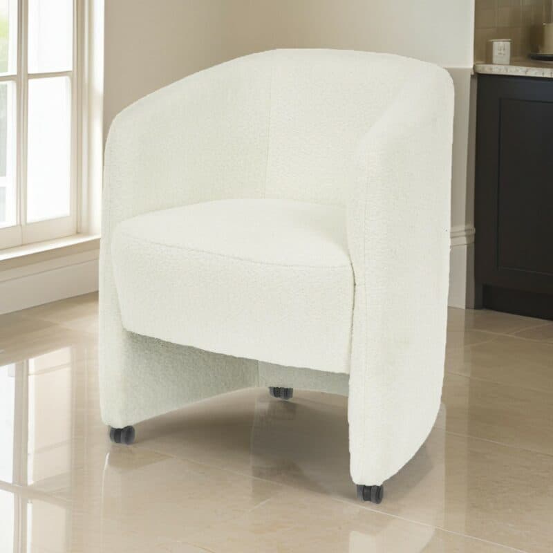 Trendstore Lante Sessel mit Bouclé-Bezug in Beige und Rollen - Wohnbeispiel