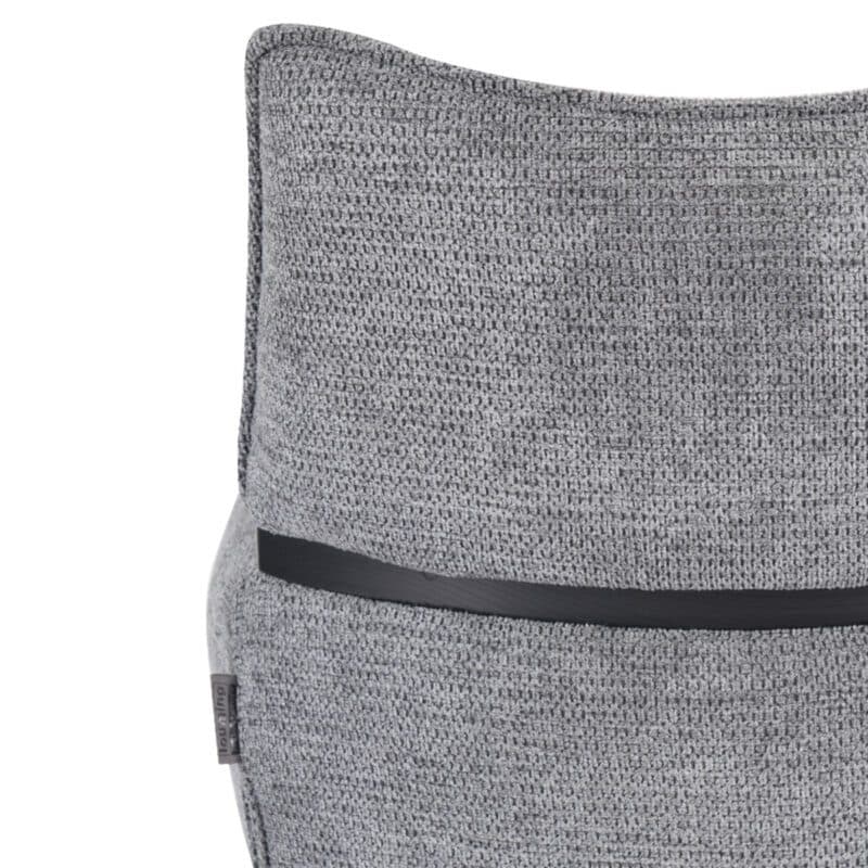 Louming Marja Armlehnstuhl mit Bezug in Textilgewebe Lord 15 grau und Holzapplikation in der Rückenlehne - Detailbild