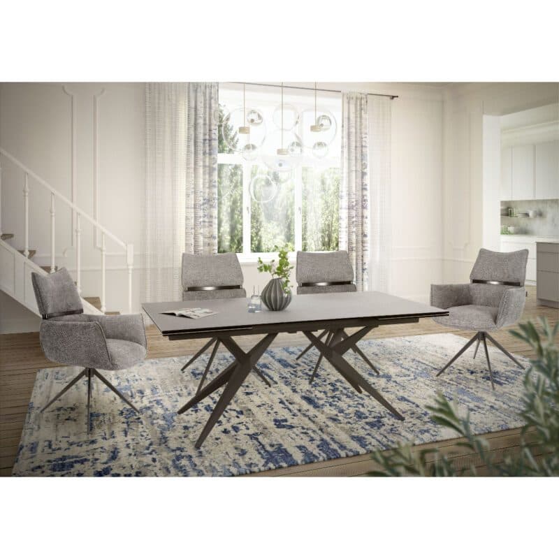 Louming Marja Esszimmerstuhl mit Bezug in Textilgewebe Lord 15 grau und Holzapplikation in der Rückenlehne - Wohnbeispiel